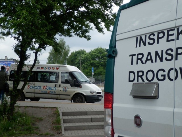 Kierowca autobusu skontrolowanego przez funkcjonariuszy Inspekcji Transportu Drogowego nie posiadał uprawnień do kierowania pojazdem, który był w złym stanie technicznym