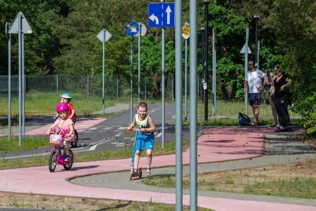 Wielkimi krokami zbliżają się wakacje, więc najmłodsi rowerzyści coraz chętniej szlifują swe umiejętności w Miasteczku Ruchu Drogowego między Parkiem Rozrywki a polaną Różopole w Myślęcinku. Pod czujnym okiem swych opiekunów dzieci mogą przemierzać trasy i rondo, przestrzegając znaków drogowych oraz sygnalizacji świetlnej. Po takim przygotowaniu m.in. rowerowe wycieczki dalekie i bliskie będą z pewnością bezpieczniejsze. Przypominamy, że z miasteczka można korzystać bezpłatnie codziennie w godz. 9-17.