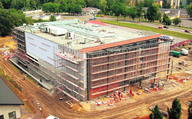 Nowoczesna biblioteka powstaje u zbiegu ulic Nojego i 3 Maja. Obiekt gotowy będzie w czerwcu