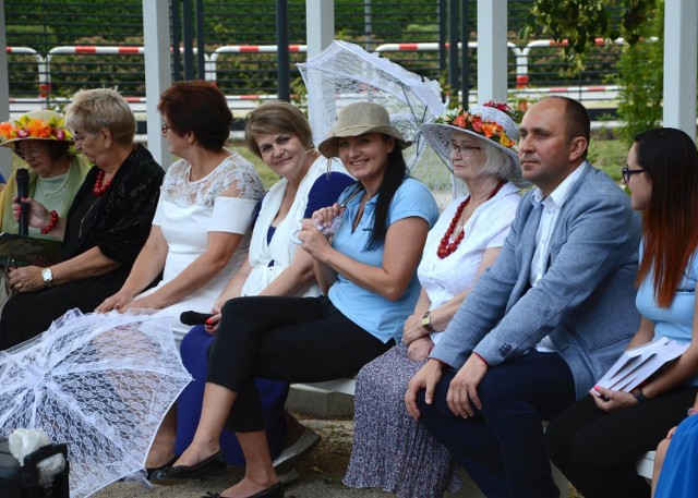 Czytanie "Pana Tadeusza" w Parku Świętojańskim w Radomsku