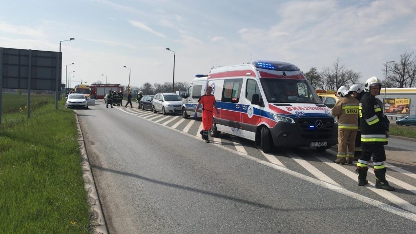 Trzy kolizje przy Makro w Opolu. Niemal jedna po drugiej [zdjęcia] 