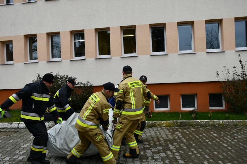 Wolsztyn: ćwiczenia strażaków na terenie szpitala w związku z zagrożeniem koronawirusem