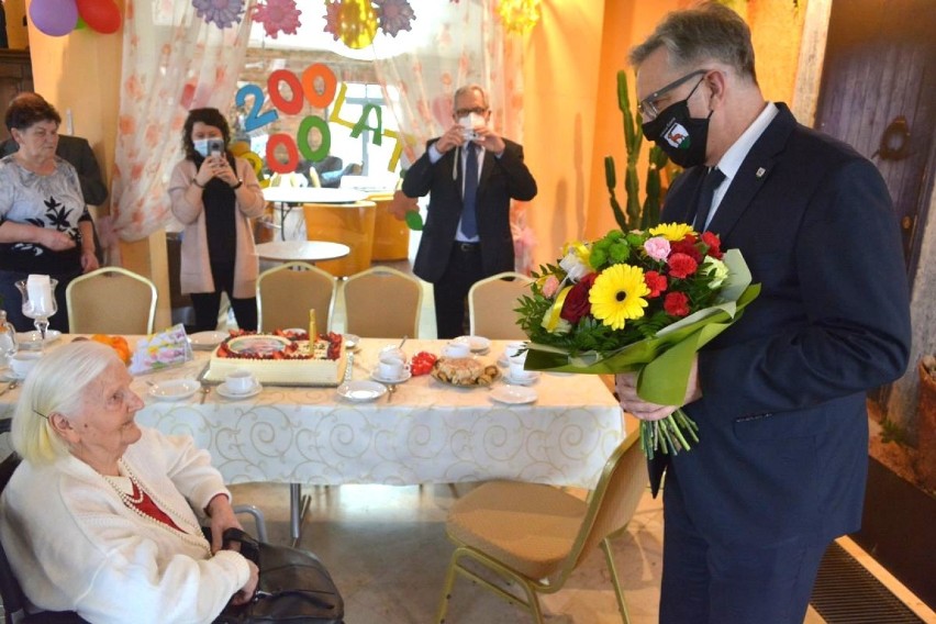 102. urodziny pani Ireny z Jeleniej Góry. Moc życzeń i dużo zdrowia dla solenizantki