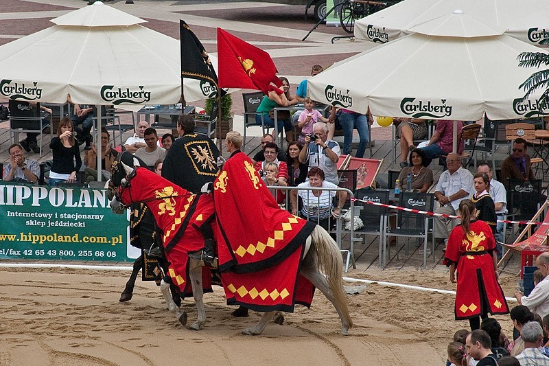 Konie na plaży w Manufakturze. Skoki, kaskaderzy, moda i przejażdżki kucykiem [ZDJĘCIA]