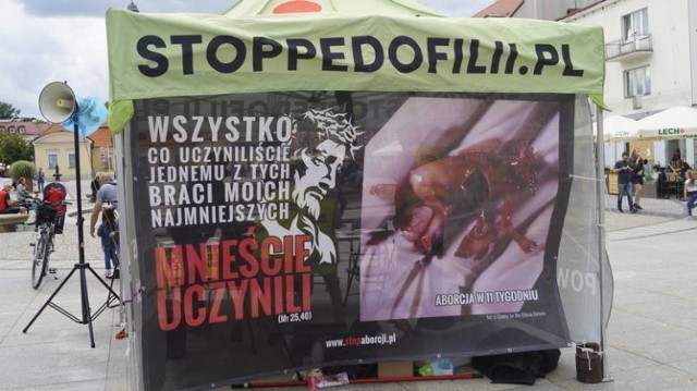 Białostoczanie mogą kojarzyć Fundację Pro "Prawo do Życia" z akcji organizowanych w mieście latem. Co weekend, niemal przez całe lato na Rynku Kościuszki pojawiał się namiot "Stop pedofilii", w którym zbierano podpisy pod projektem ustawy.