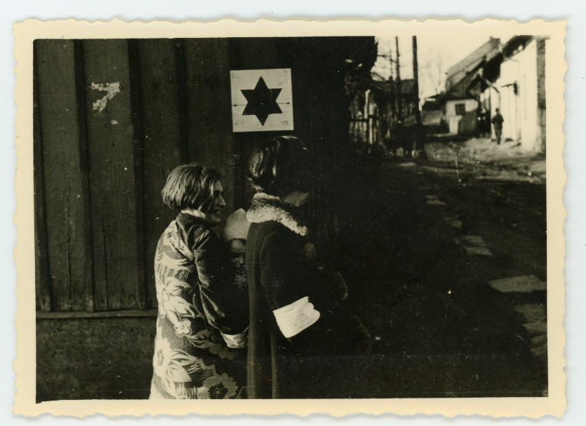 Niezwykłe fotografie Tarnowa sprzed 80 lat na wystawie w Berlinie. Poświęcono ją tragicznym losom getta [ARCHIWALNE ZDJĘCIA]