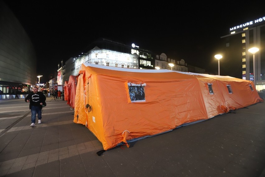 Przy dworcu PKP w Katowicach miasto postawiło całodobowe ogrzewane namioty. Mają posłużyć uchodźcom z Ukrainy 