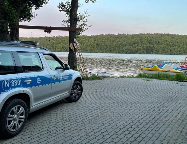 Lęborscy policjanci zabezpieczali na terenie lubowidzkiego jeziora miejsce, w którym został znaleziony granat zaczepny pochodzący z okresu II wojny światowej. Niewybuch dryfował przy brzegu w okolicy przystani żeglarskiej.