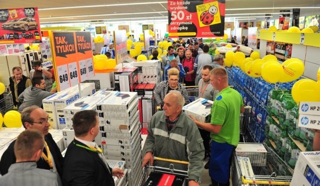 W budowie są dwa Lidle i jedna Biedronka - znane sieci handlowe zdradzają nam plany inwestycyjne na Kujawach i Pomorzu lub ich brak. Sklepy mniejszego formatu od dłuższego czasu wygrywają z dużymi. Dlaczego? 
-&nbsp;W dyskoncie nie muszę tracić pół godziny, by cofnąć się po kostkę masła, gdy mi się przypomni przy kasie, że zapomniałam wrzucić ją do koszyka- tak argumentuje swój wybór pani Halina ze Strzelna w powiecie inowrocławskim.  - W hipermarketach marnuje się za dużo czasu. To znaczy raz na jakiś czas jadę również do wielkiego sklepu, po artykuły chemii domowej i kosmetyczne, ale na co dzień kupuję w dyskontach i sklepach osiedlowych - dodaje mieszkanka Strzelna. 

Jak w całym kraju również w naszym regionie dyskonty - Biedronka, Lidl czy Netto (kolejność alfabetyczna) - mają się całkiem nieźle. Królują Biedronki. 
-&nbsp;Aktualnie na Kujawach i Pomorzu działa 149 sklepów pod tym szyldem - odpowiada "Pomorskiej" biuro prasowe Jeronimo Martins. 

Najwięcej znajdziemy w Bydgoszczy (34) i Toruniu (22). 
-&nbsp;W trakcie budowy jest jedna placówka, zlokalizowana przy ul. Waryńskiego w Toruniu. Jej otwarcie planujemy na czwarty kwartał tego roku - informuje JM. 

Na następnych stronach przeczytają Państwo o planach sieci: Lidl, Netto, Polomarket, Auchan, Kaufland, Carrefour, Tesco, Żabka i Freshmarket.

O sprawie czytaj też na:  >> plus.pomorska.pl 