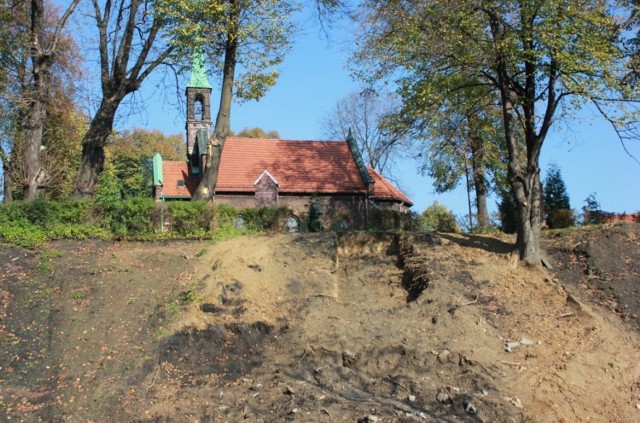 Skarpa okalająca Wzg&oacute;rze Małgorzaty z kościołem pw. św. Małgorzaty i cmentarzem.