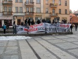 Manifestacja antyrządowa na kaliskim rynku. FILM i ZDJĘCIA