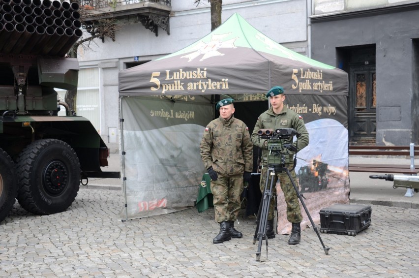 Piknik militarny na rynku w Lesznie