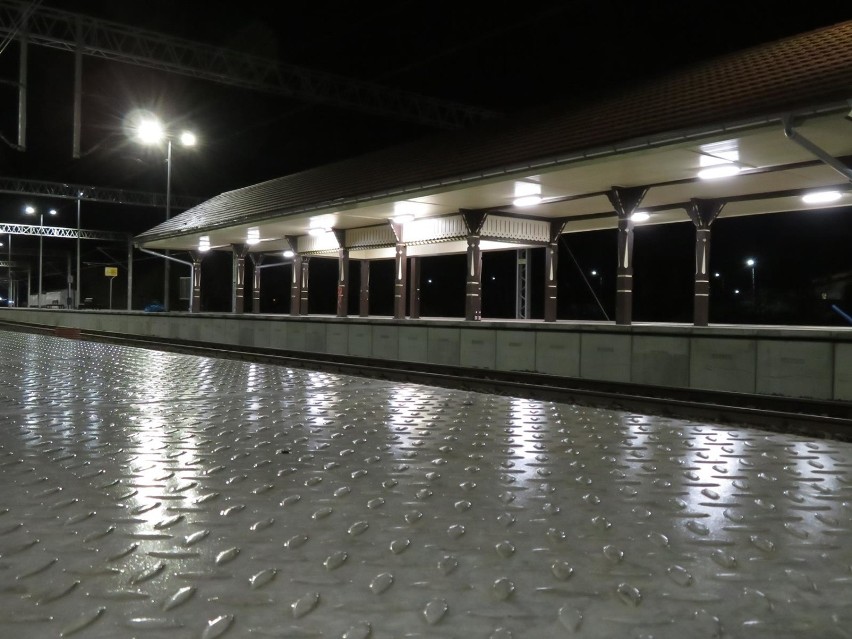 Jak prezentuje się ustecki dworzec PKP nocą? [zdjęcia]