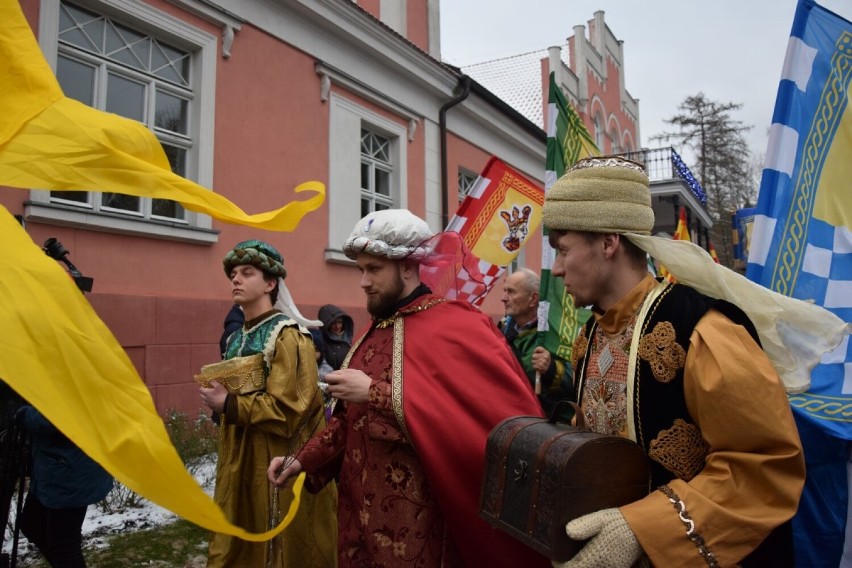 Orszak Trzech Króli 2022 przemaszerował ulicami w Wejherowie. W Kolegiacie pokłon Świętej Rodzinie oddali Kaszubi i Górale