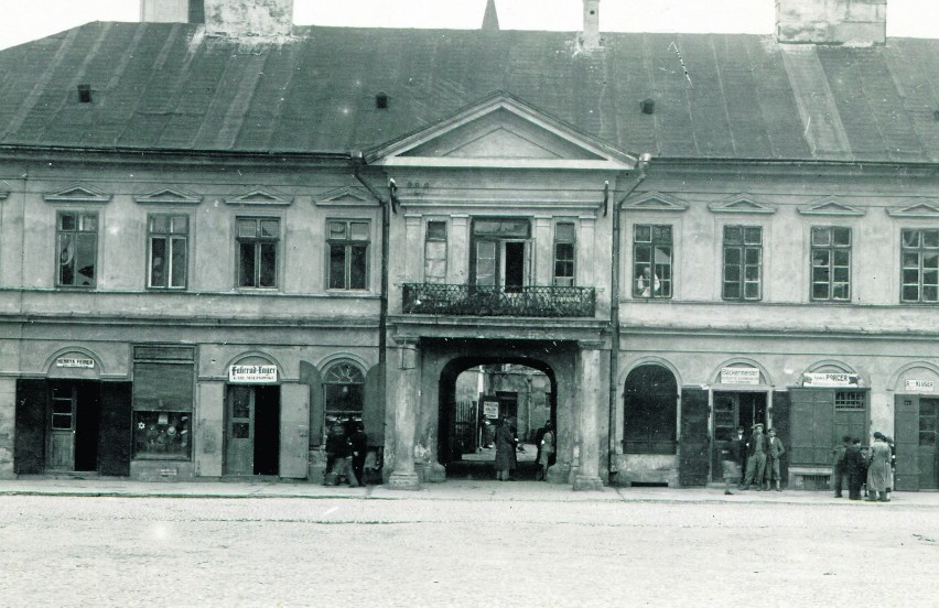 Zdjęcie kamienicy Ślebarskich na Rynku Głównym z początku...
