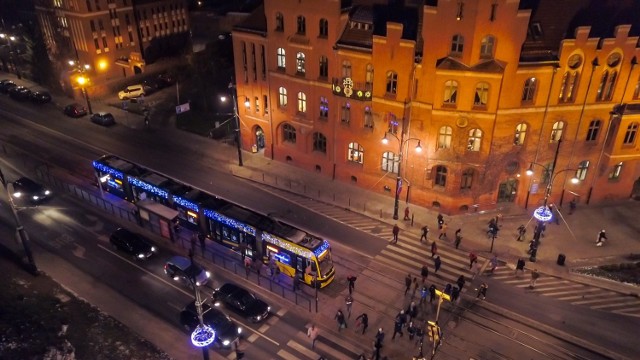 Aż do święta Trzech Króli w ustrojonym lampkami swingu pasażerowie mogą posłuchać kolęd i pastorałek. Świąteczny tramwaj kursuje zgodnie z rozkładem jazdy linii nr 1 do 6 stycznia 2019 roku. Każdego dnia pasażerowie mogą usłyszeć najpiękniejsze polskie kolędy i pastorałki. MZK pokazało, jak pojazd prezentuje się z lotu ptaka. Na zdjęciach można przy okazji obejrzeć świątecznie oświetlony Toruń.

Zobacz też jak prezentuje się świąteczny tramwaj