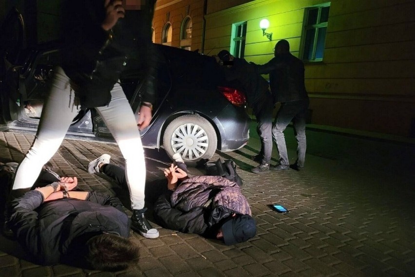 Gruzini kradli katalizatory w Lesznie. Trafili na 3 miesiące do aresztu