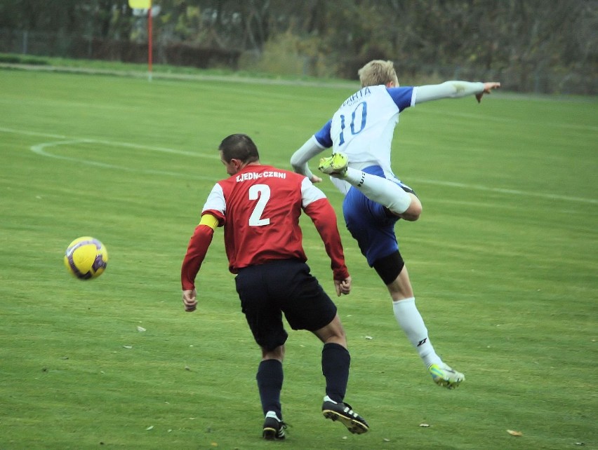 Warta Międzychód - Zjednoczeni Trzemeszno 3:2. Gole, czerwień i happy end [GALERIA]