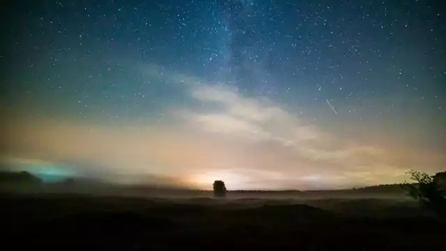 W lipcu 2023 nad naszymi głowami zajdzie kilka niezwykłych zjawisk astronomicznych. Kiedy wypada noc miłości? Kiedy będzie można oglądać spadające gwiazdy? Zapraszamy do praktycznego kalendarium nocnego nieba nad Polską w lipcu.