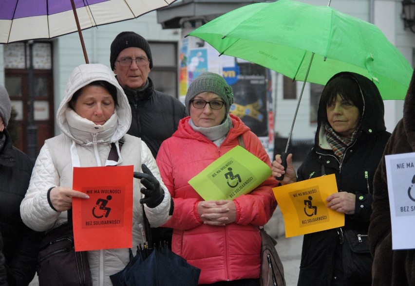 Protest wsparcia dla osób z niepełnosprawnościami odbył się w Rynku Trybunalskim w Piotrkowie - ZDJĘCIA