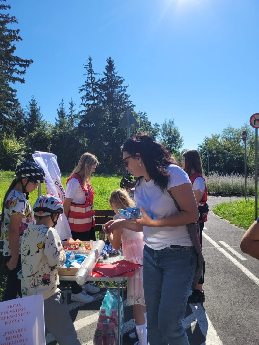Dwadzieścia rowerów podarowano dzieciom z Ukrainy. Inicjatywa PCK w Szamotułach
