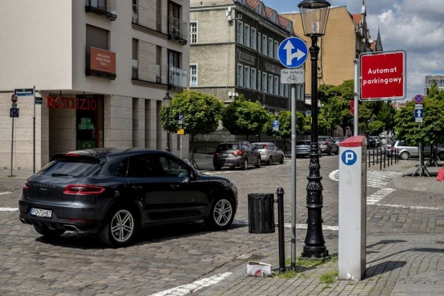 Od 1 czerwca zmiany w strefie parkowania, między innymi wyższe opłaty czy dotyczące podziału na sektory, będą obowiązywać na terenie Śródmiejskiej Strefy Płatnego Parkowania Centrum. Obejmuje ona obszar osiedla Stare Miasto w Poznaniu.