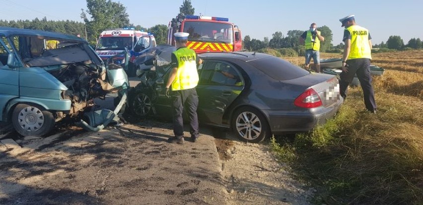 Policjanci zatrzymali prawo jazdy sprawcy wypadku z busem przewożącym kajakarzy w gminie Czersk 