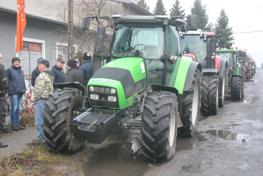 Protest rolników 2022 - w odpowiedzi na apel Agrounii w Lipnie zebrało się około trzydziestu rolników. Jadą do Leszna [ZDJĘCIA]