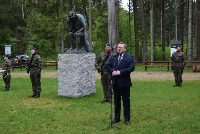Poseł Jarosław Zieliński podczas uroczystość w miejscu Tymczasowego Obozu Ofiar Obławy