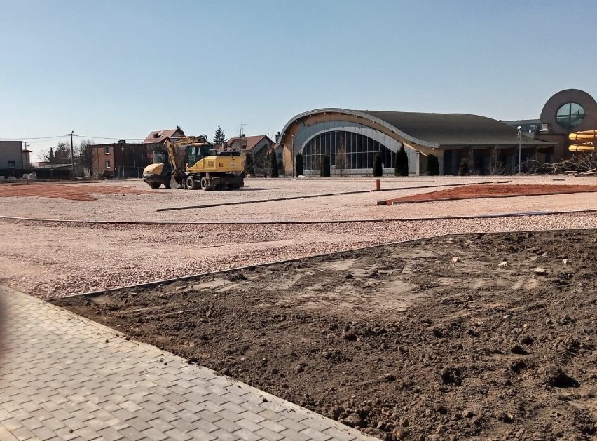 Trwa budowa obiektów sportowych przy szkołach podstawowych w Tomaszowie. Najbardziej oczekiwane boisko na Niebrowie [ZDJĘCIA]