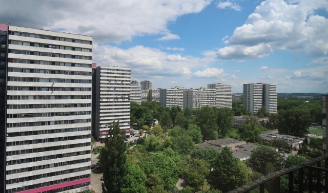 Oto widoki z 13. i 18. pietra bloków na osiedlu Tysiąclecia w Katowicach, czerwiec 2020.

Zobacz kolejne zdjęcia/plansze. Przesuwaj zdjęcia w prawo - naciśnij strzałkę lub przycisk NASTĘPNE