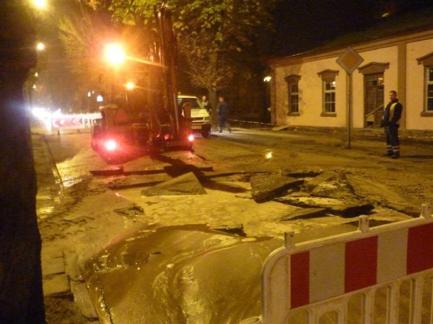 Pękła rura na Wyszyńskiego. Mieszkańcy bez wody, zerwany asfalt