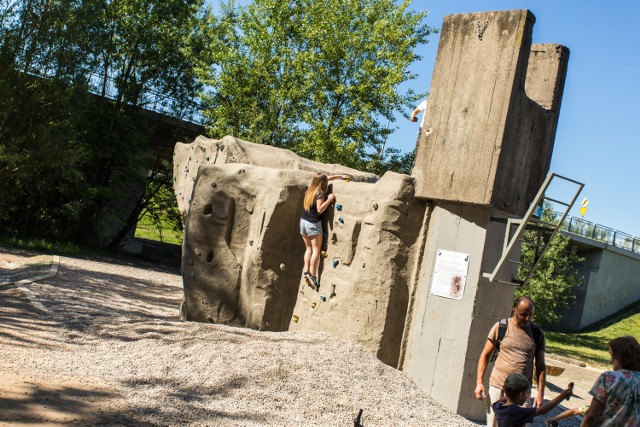 Ścianka wspinaczkowa na Pradze otwarta. Skorzystasz z niej za darmo! [ZDJĘCIA]

Zobaczcie też:Ścianka wspinaczkowa Obiekto. Tak wygląda bouldering na Pradze [WIDEO, ZDJĘCIA]