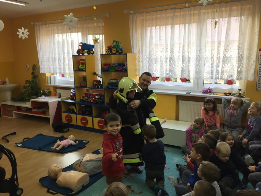 Strażacy ze Zbąszynia i Wolsztyna odwiedzili przedszkolaków w Belęcinie
