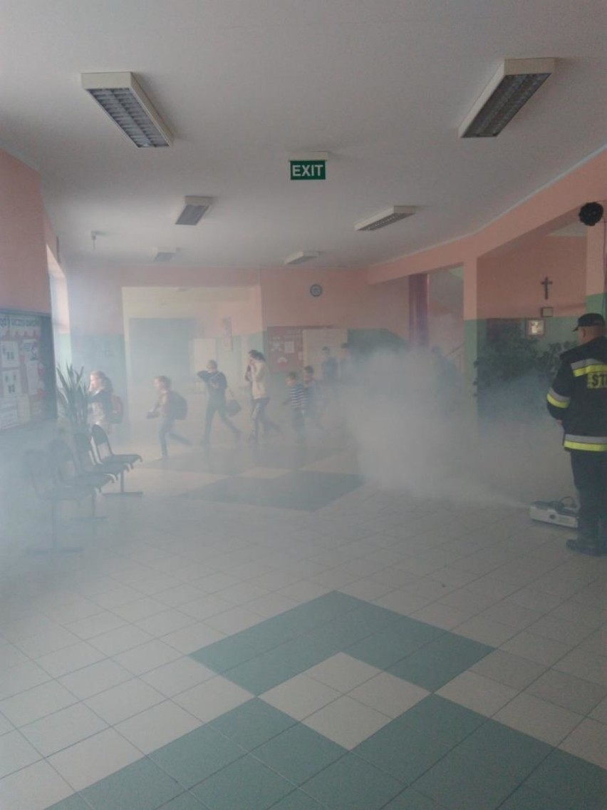 Ćwiczenia wągrowieckich strażaków w szkołach 