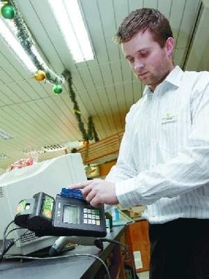 Na stacji benzynowej BP przy ul. Legnickiej we Wrocławiu Adrian Bąkowski może klientowi wypłacić pieniądze jak w bankomacie.
 FOT. TOMASZ GOLA