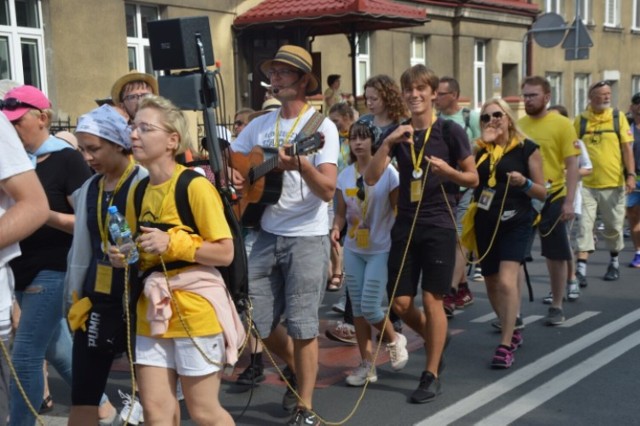 Pielgrzymka 2021 W drodze na Jasną Górę pątnicy zatrzymali się w Zduńskiej Woli