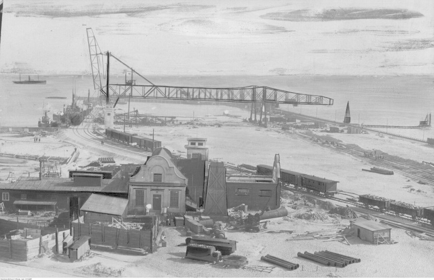 Jeszcze w 1928 r. praca na budowie portu w Gdyni szła pełną...