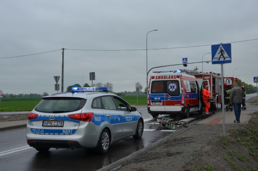 Wypadek za Kmiecinem. Nieprawidłowy manewr i rowerzysta w stanie nietrzeźwości.