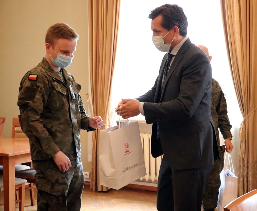 Prezydent Kalisza spotkał się z żołnierzami Wojsk Obrony...