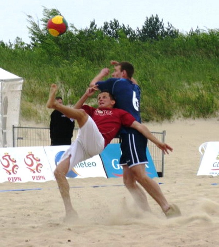 Na plaży w Stogach odbywa się turniej plażowej piłki nożnej....
