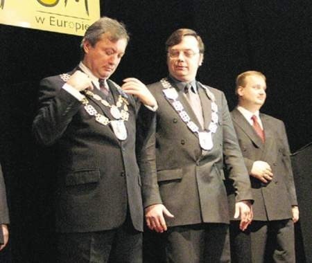 W sobotę prezydent Krzysztof Wójcik 
i przewodniczący RM Jan K. Czubak założyli po raz pierwszy posrebrzane łańcuchy.