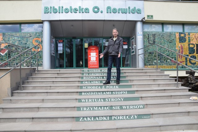 W sobotę, 8 maja, rozpoczął się Tydzień Bibliotek. Grzegorz Żegleń na schodach do wojewódzkiej biblioteki w Zielonej Górze umieścił swój wiersz w ramach projektu "Poezja na schodach"