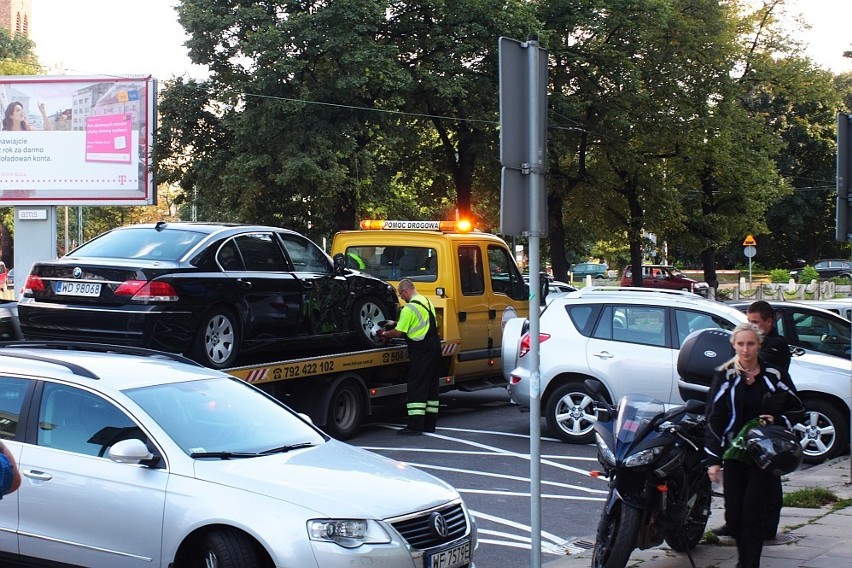 Citroen wjechał w limuzynę Jerzego Buzka. Przewodniczący PE nie został ranny (ZDJĘCIA)