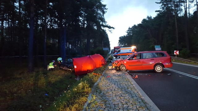 Groźny wypadek w Grodźcu. Jedna osoba zginęła, trzy są ranne. Tragedia rozegrała się po godz. 19 na drodze krajowej nr 46 między Grodźcem a Ozimkiem. Z nieoficjalnych informacji wynika, że 19-latek pracował jako dostawca pizzy. Gdy doszło do zdarzenia był w pracy. - Kierujący samochodem marki audi, jadąc w stronę Grodźca, z nieustalonej przyczyny zjechał na przeciwległy pas ruchu i zderzył się z fordem - wyjaśnia asp. sztab. Piotr Ludwiński z Komendy Miejskiej Policji w Opolu. - W wyniku tego zdarzenia śmierć na miejscu poniósł kierowca audi. Fordem podróżowała trzyosobowa rodzina z dzieckiem. Wszyscy zostali zabrani do szpitala.