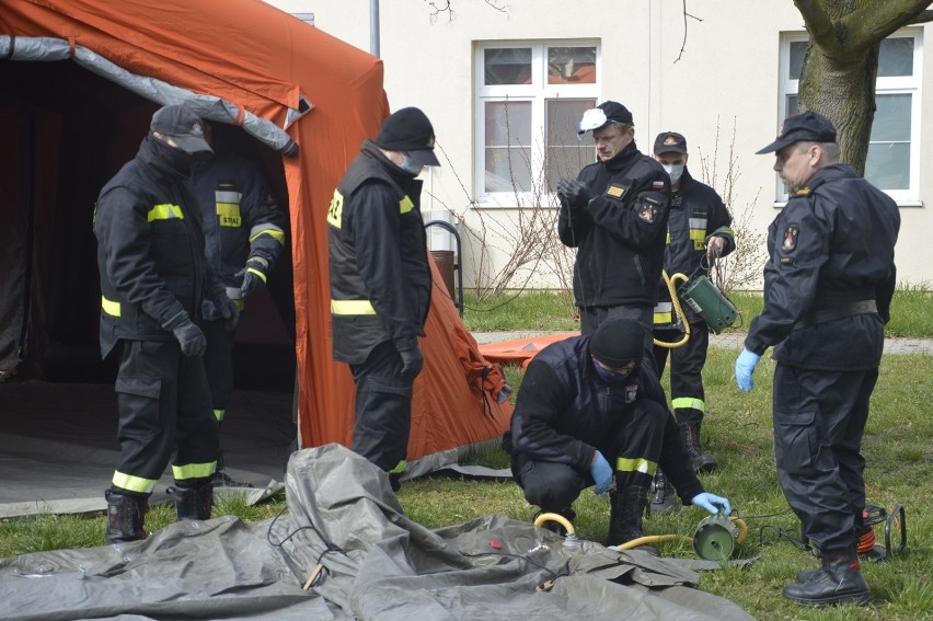 Głogów: Przed szpitalnym SOR-em stanęły namioty do selekcji osób z podejrzeniem koronawirusa