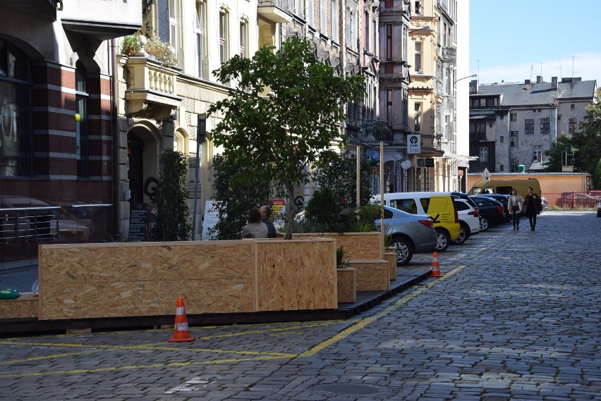 Parklet na ulicy Teatralnej w Katowicach został otwarty 21...