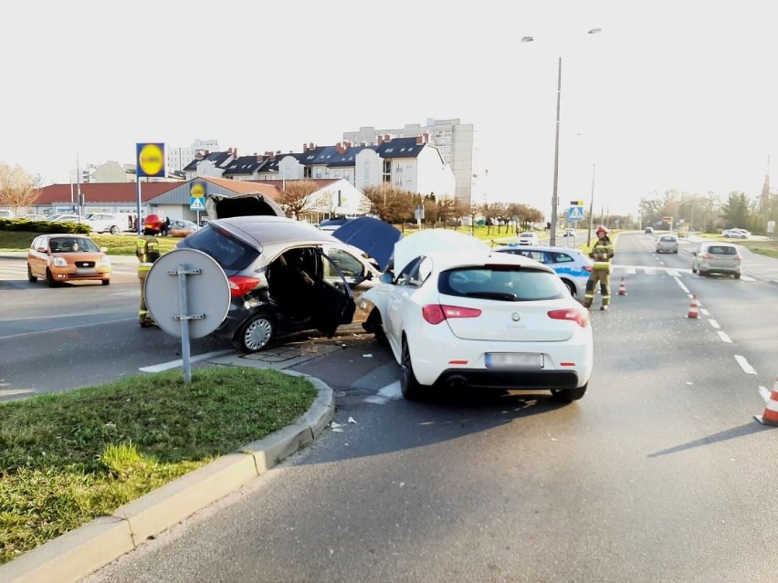 Wypadek na Al. Jana Pawła II wyglądał bardzo spektakularnie.