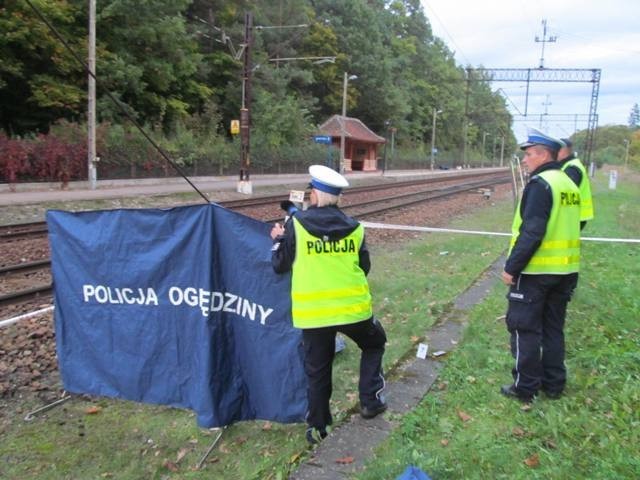 Do wypadku doszło wczoraj - tj. 1 października br. około godziny 16.00. Policjanci zostali powiadomieni, że w rejonie stacji kolejowej Stare Jabłonki, z jadącego w kierunku Olsztyna pociągu wypadła młoda kobieta. Na miejsce tragedii natychmiast pojechali ostródzcy funkcjonariusze.

Zobacz też: Proces w sprawie zabójstwa "Orzełka". Brat ofiary odmówił zeznań