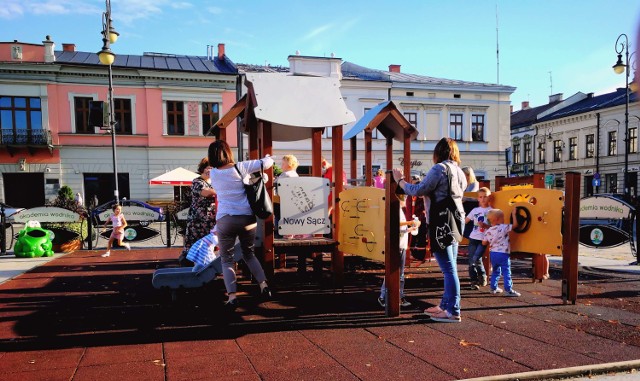 Na problem braku toalety narzekają nie tylko turyści (teraz jest ich oczywiście mniej), ale również rodzice małych dzieci, którzy podczas ładnej pogody korzystają z placu zabaw dla najmłodszych, jaki znajduje się na płycie Rynku